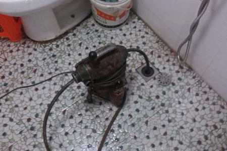 厕所灯漏水,郴州永兴高亭司下水道清淤电话-上门水管热熔维修